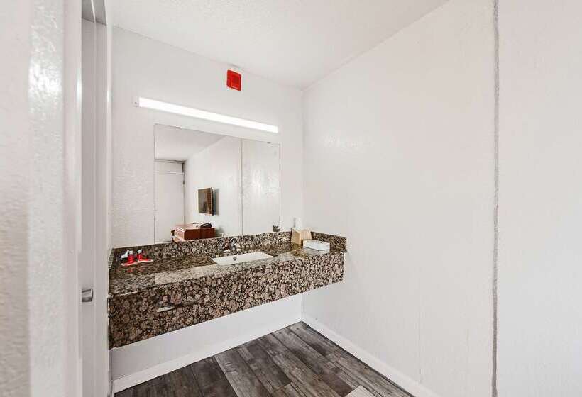 בית מלון כפרי Econo Lodge Inn & Suites Near Bricktown