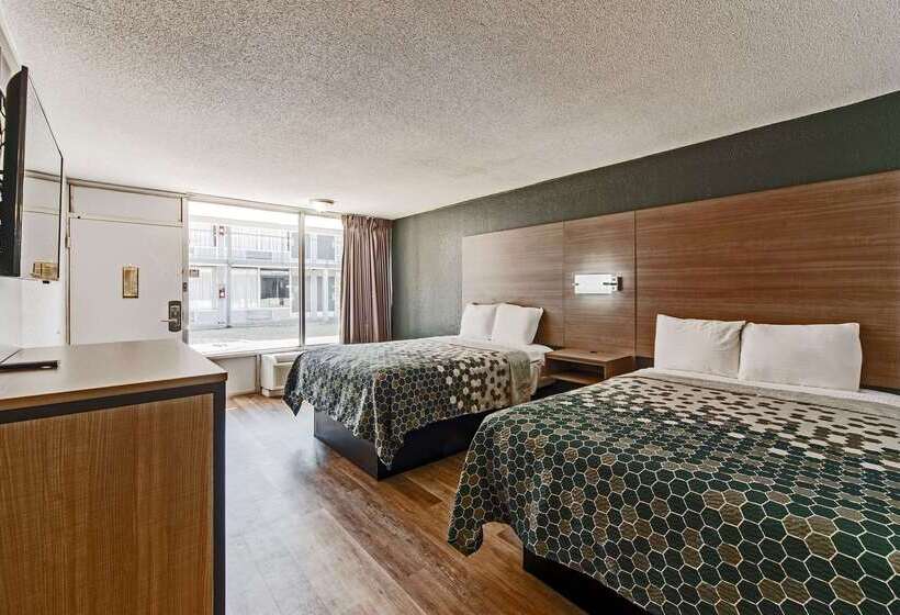 בית מלון כפרי Econo Lodge Inn & Suites Near Bricktown