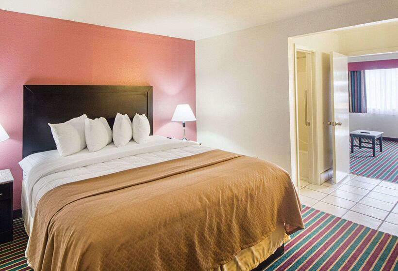 בית מלון כפרי Baymont By Wyndham Del Rio