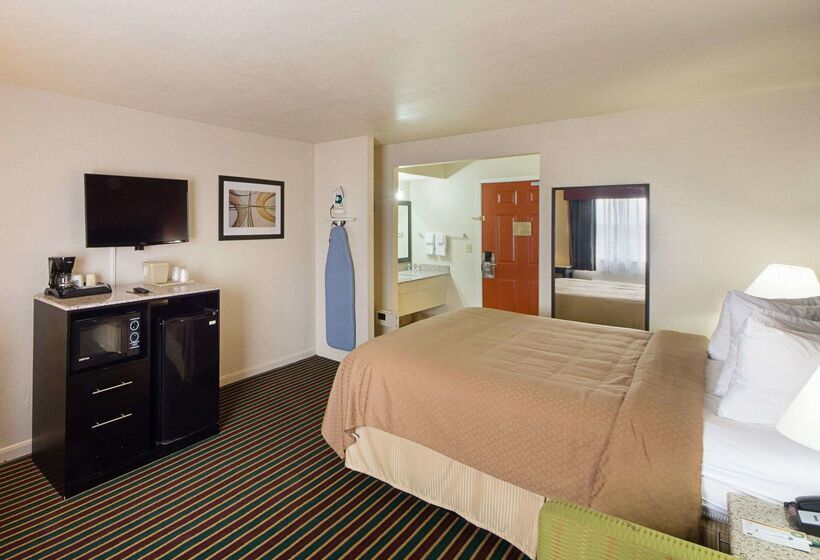 בית מלון כפרי Baymont By Wyndham Del Rio