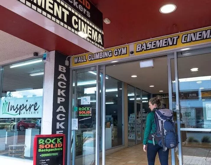 בית מלון כפרי Rock Solid Backpackers Rotorua