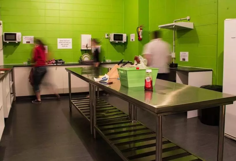 בית מלון כפרי Rock Solid Backpackers Rotorua