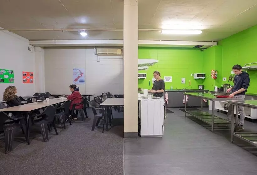 בית מלון כפרי Rock Solid Backpackers Rotorua