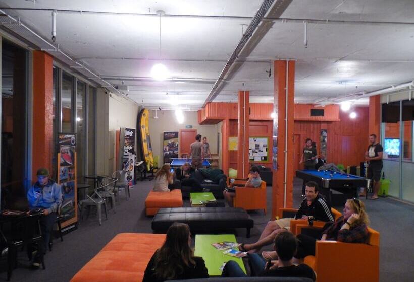 호텔 Rock Solid Backpackers Rotorua