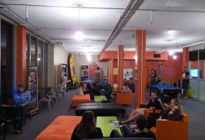 בית מלון כפרי Rock Solid Backpackers Rotorua