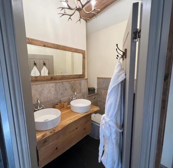 فندق صغير The Fleece Inn At Barkisland