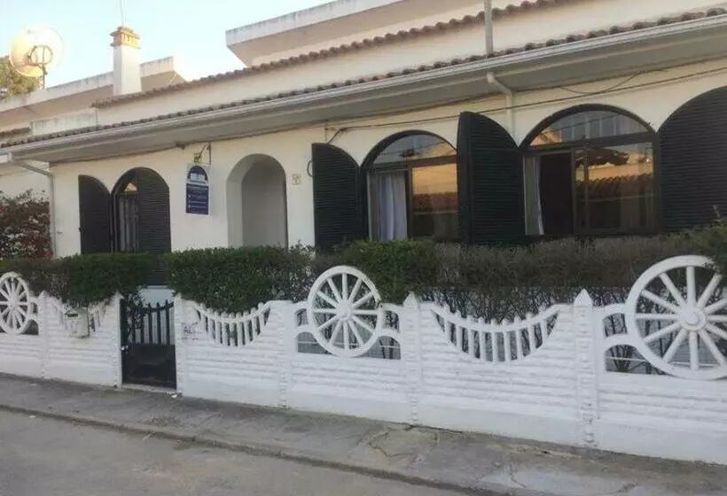ベッドアンドブレックファースト Backpackers Hostel Fonte Da Telha