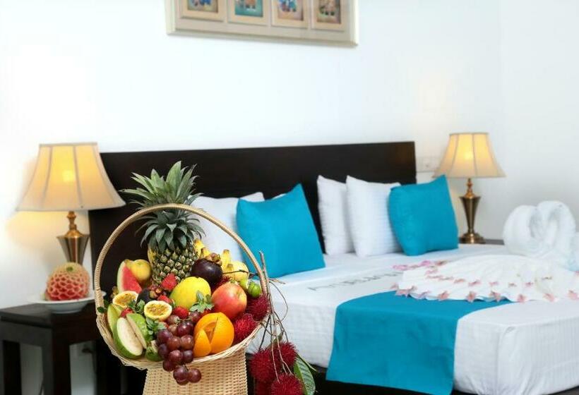 Отель Coco Royal Beach Resort