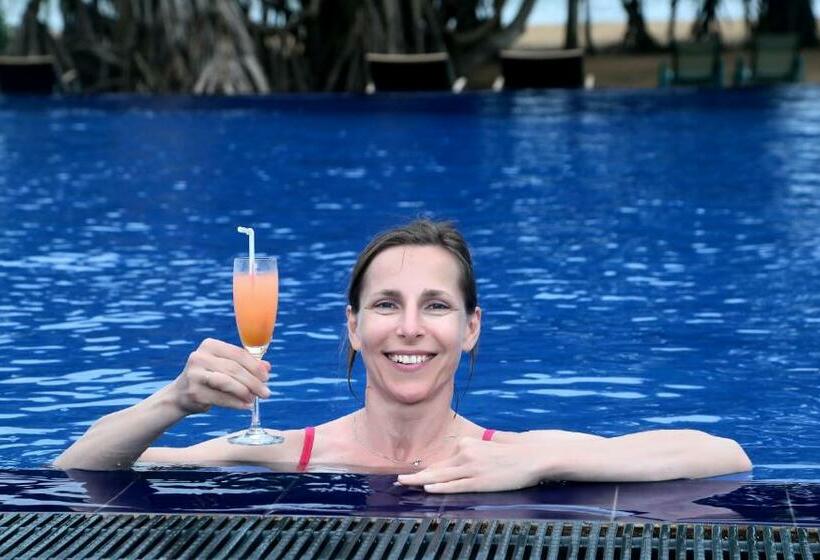 Отель Coco Royal Beach Resort