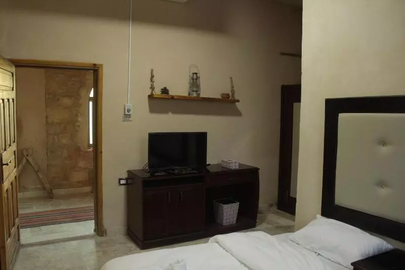 هتل Oak Tree Castle Hostel