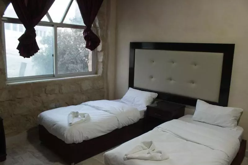 هتل Oak Tree Castle Hostel