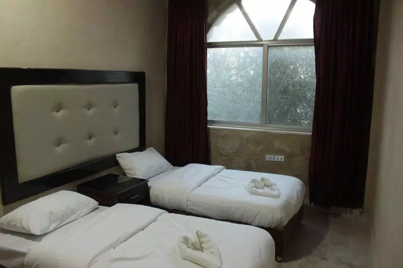 هتل Oak Tree Castle Hostel