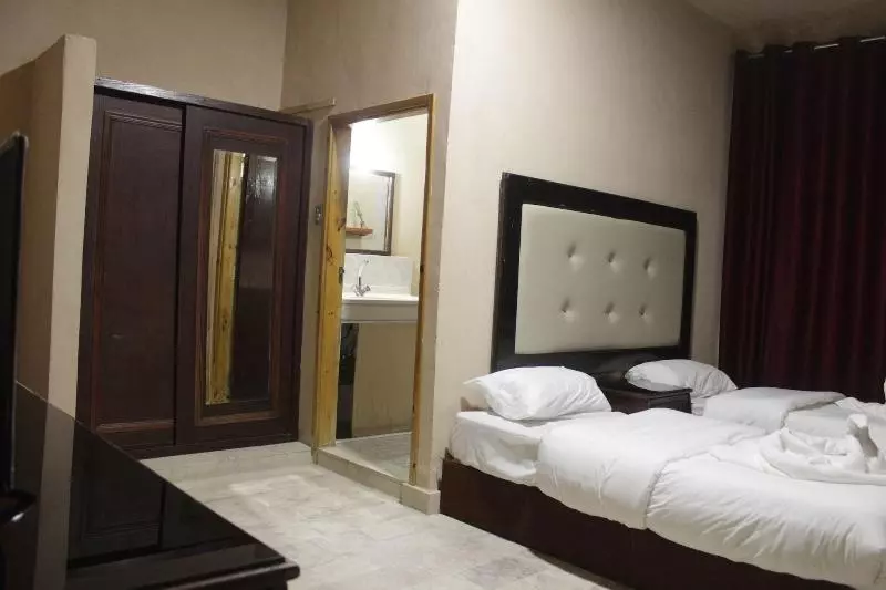 هتل Oak Tree Castle Hostel