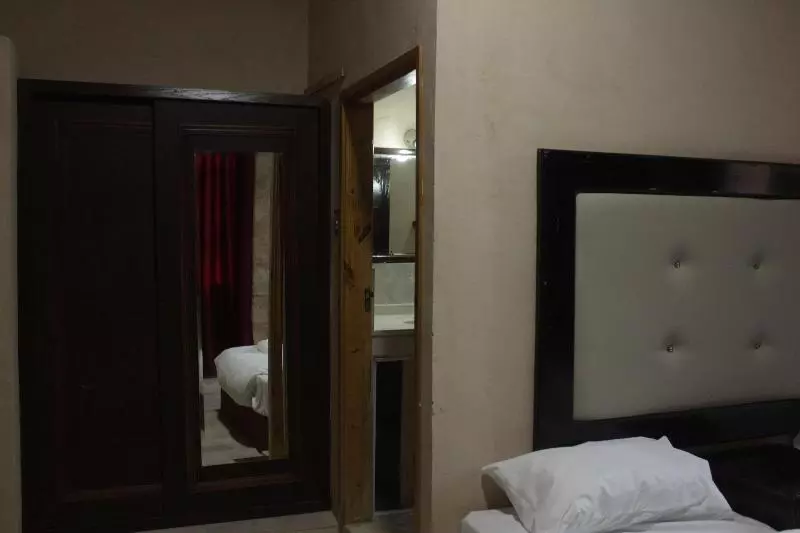 هتل Oak Tree Castle Hostel