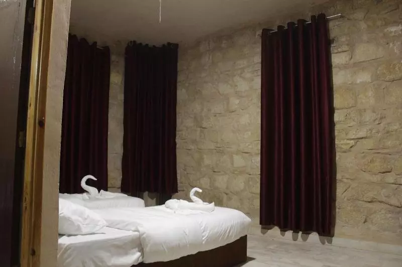 هتل Oak Tree Castle Hostel