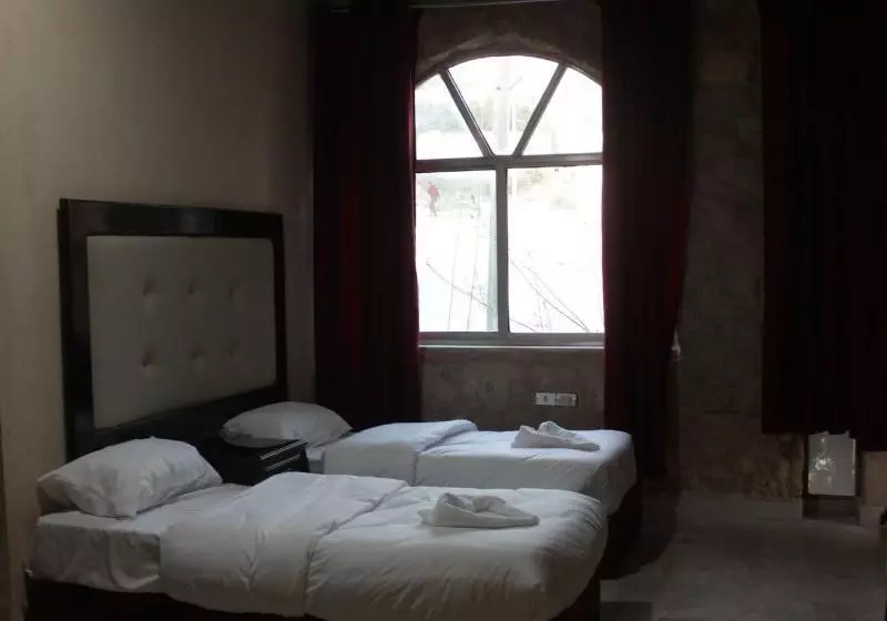 هتل Oak Tree Castle Hostel