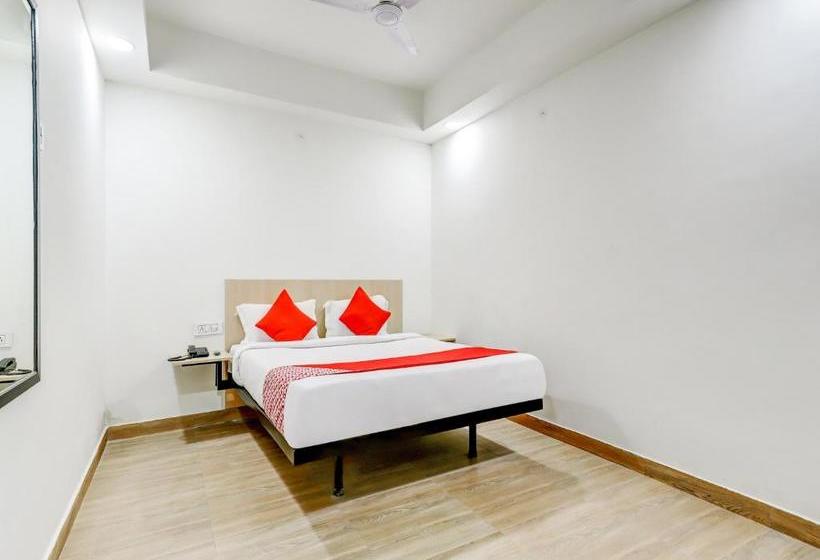 Hotel Oyo 79707 La Sky