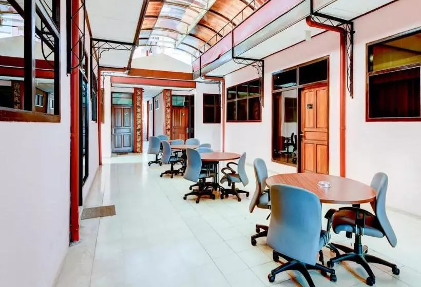 Hotel Oyo 90385  Cadaka