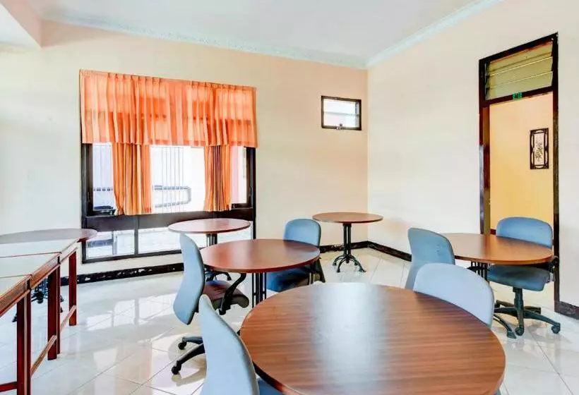Hotel Oyo 90385  Cadaka