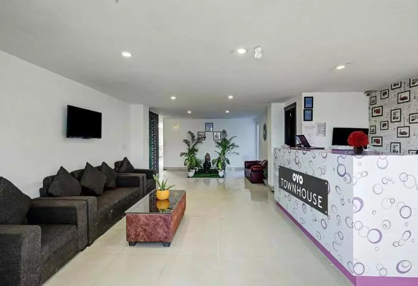 ホテル Super Townhouse Tipsyy Near Bestech Central Square Mall