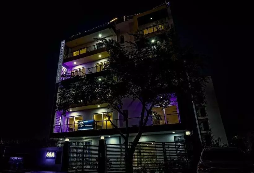 ホテル Super Townhouse Tipsyy Near Bestech Central Square Mall