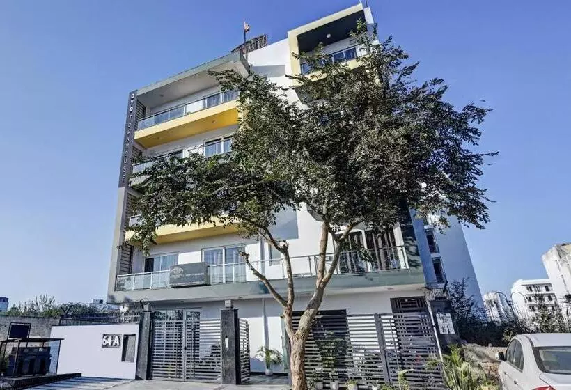 ホテル Super Townhouse Tipsyy Near Bestech Central Square Mall