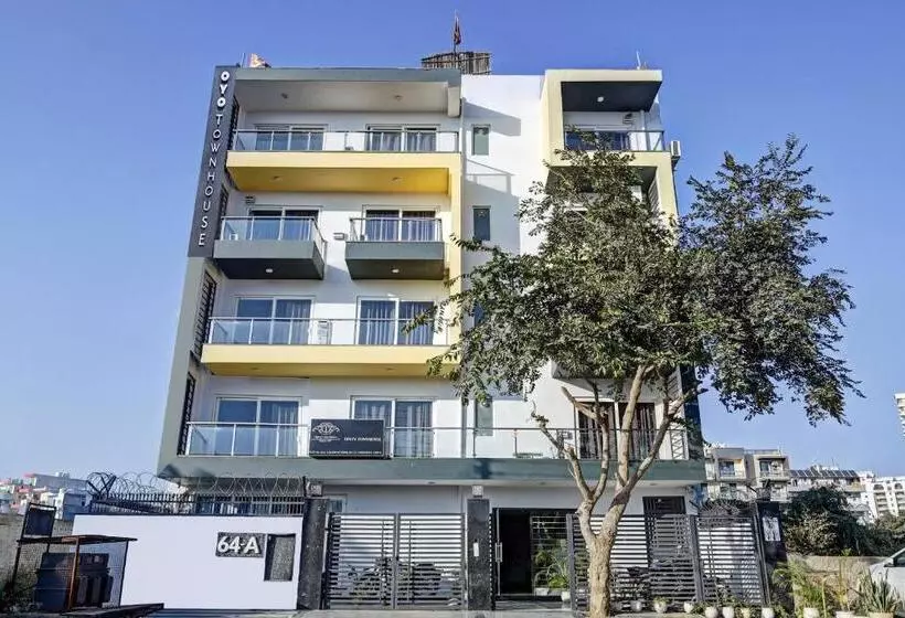 ホテル Super Townhouse Tipsyy Near Bestech Central Square Mall