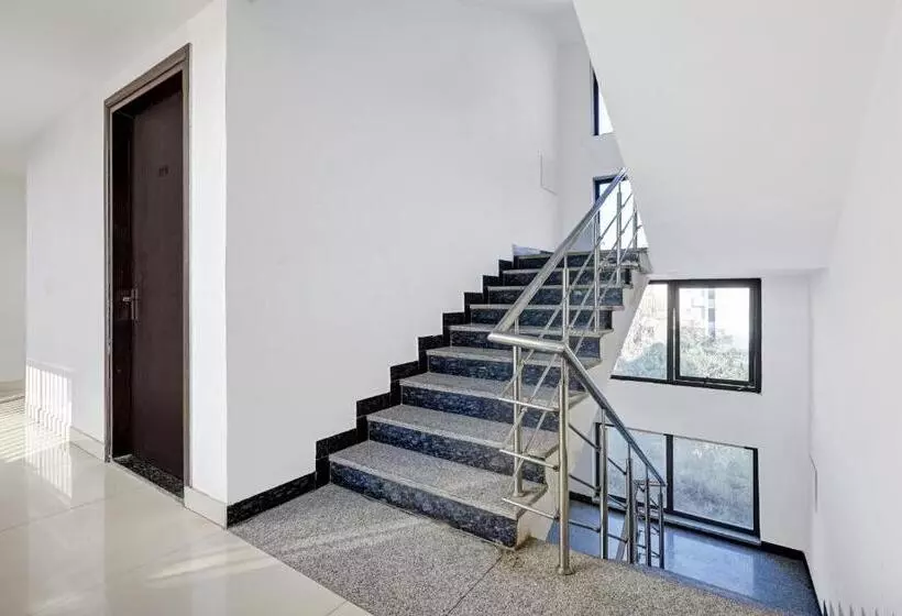 ホテル Super Townhouse Tipsyy Near Bestech Central Square Mall