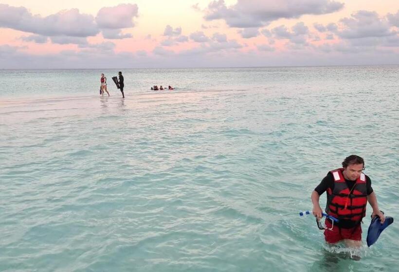 پانسیون Coral Beach Maldives