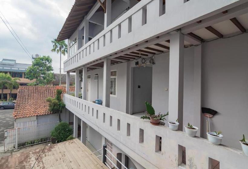 בית מלון כפרי Koolkost Female Syariah Near Parahyangan University 3 (minimum Stays 6 Nights)