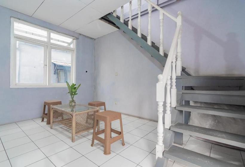 בית מלון כפרי Koolkost Female Syariah Near Parahyangan University 3 (minimum Stays 6 Nights)