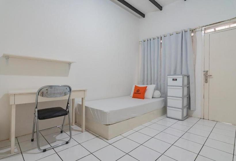 בית מלון כפרי Koolkost Female Syariah Near Parahyangan University 3 (minimum Stays 6 Nights)