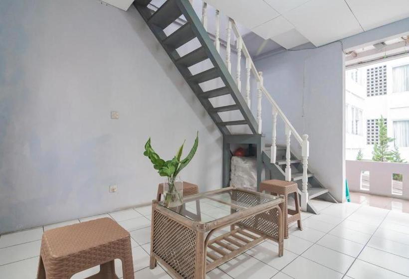 בית מלון כפרי Koolkost Female Syariah Near Parahyangan University 3 (minimum Stays 6 Nights)