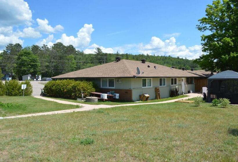 モーテル Pinewood Inn