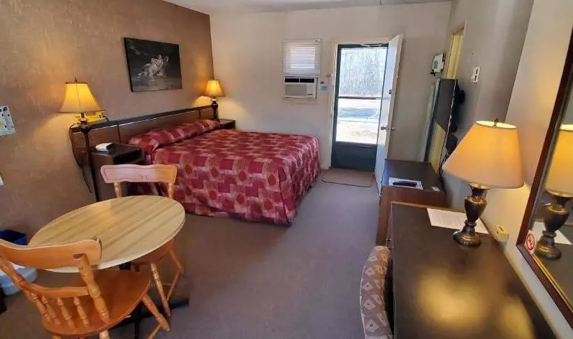 Motelli Pinewood Inn