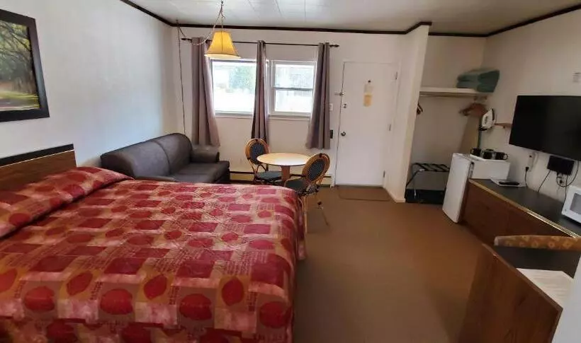 Motelli Pinewood Inn