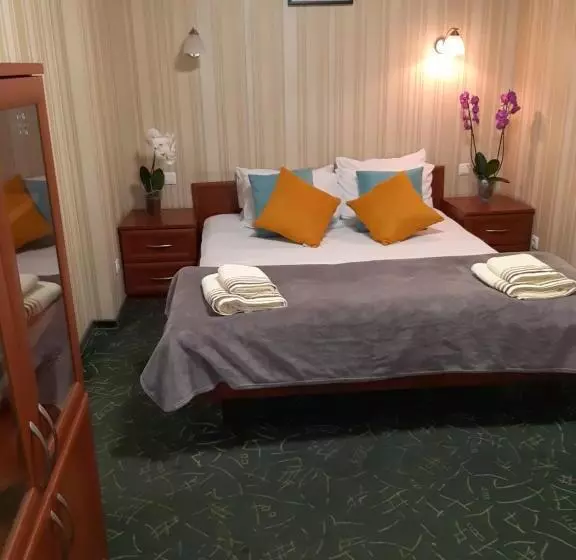 Hotelli готель опалковий замок