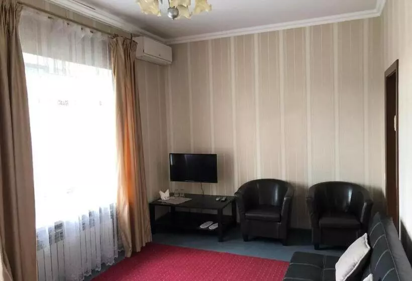 Hotelli готель опалковий замок