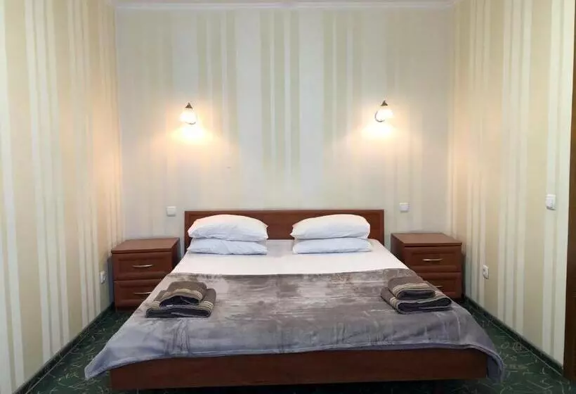 Hotelli готель опалковий замок