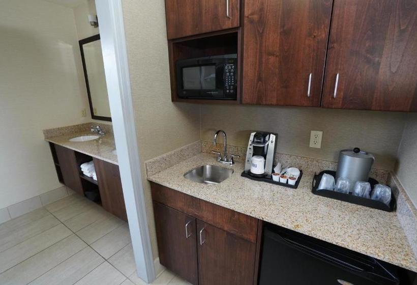 Creekside Hotel & Suites