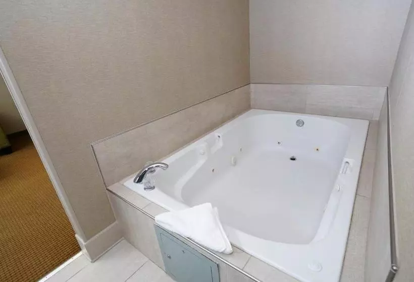 Creekside Hotel & Suites