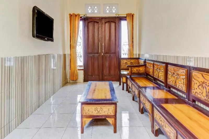 Hotelli Oyo 90318 Queen Nadine Guest House Syariah