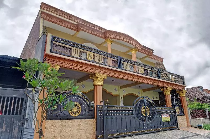 Hotelli Oyo 90318 Queen Nadine Guest House Syariah