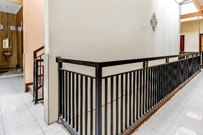 בית מלון כפרי Oyo 90318 Queen Nadine Guest House Syariah