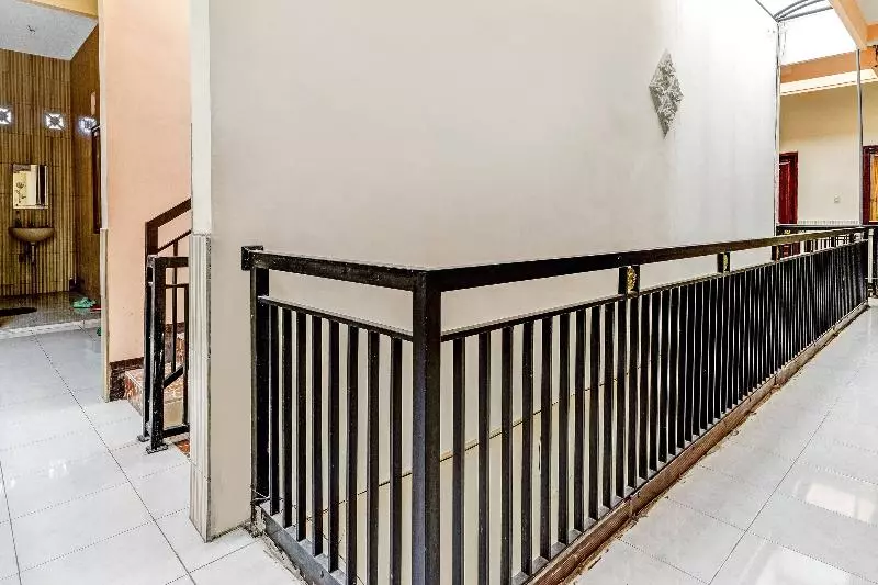 Hotelli Oyo 90318 Queen Nadine Guest House Syariah