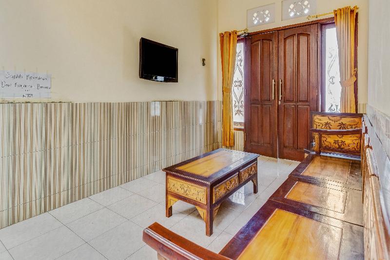 בית מלון כפרי Oyo 90318 Queen Nadine Guest House Syariah