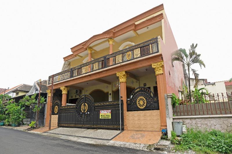 בית מלון כפרי Oyo 90318 Queen Nadine Guest House Syariah