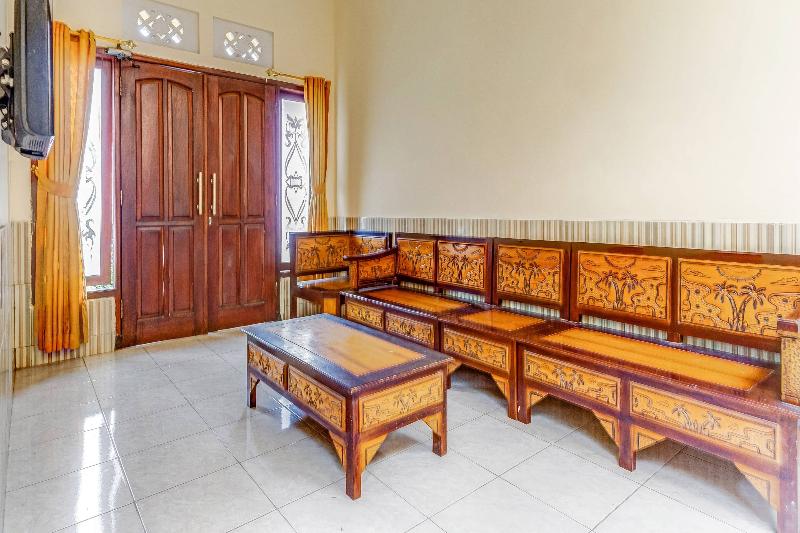 בית מלון כפרי Oyo 90318 Queen Nadine Guest House Syariah