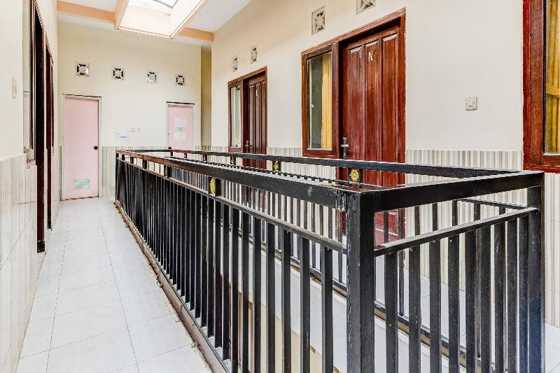 בית מלון כפרי Oyo 90318 Queen Nadine Guest House Syariah