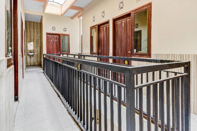 בית מלון כפרי Oyo 90318 Queen Nadine Guest House Syariah